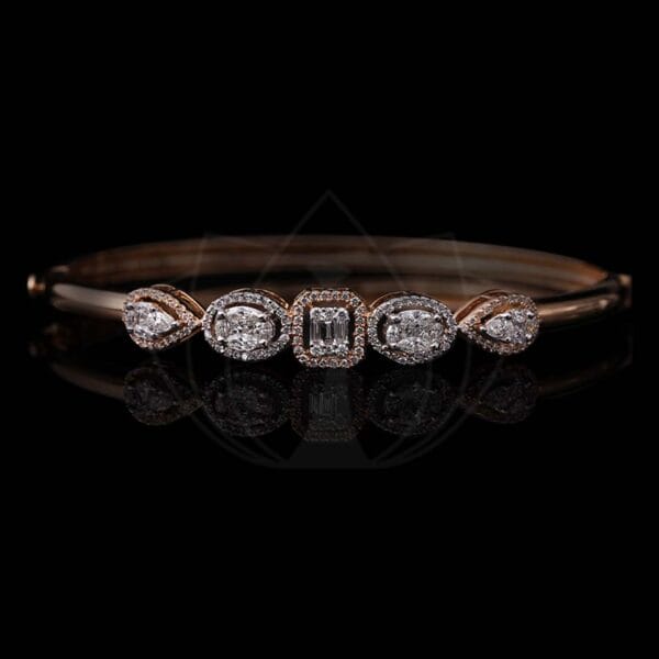 Effortlessly Elegant Diamond Bracelet made from VVS EF diamond quality with 1.01 carat diamonds