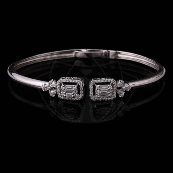 Starburst Diamond Bracelet made from VVS EF diamond quality with 1.02 carat diamonds