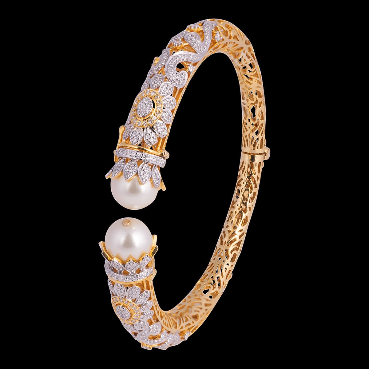 Weaves of magic diamond bracelet with pearls.